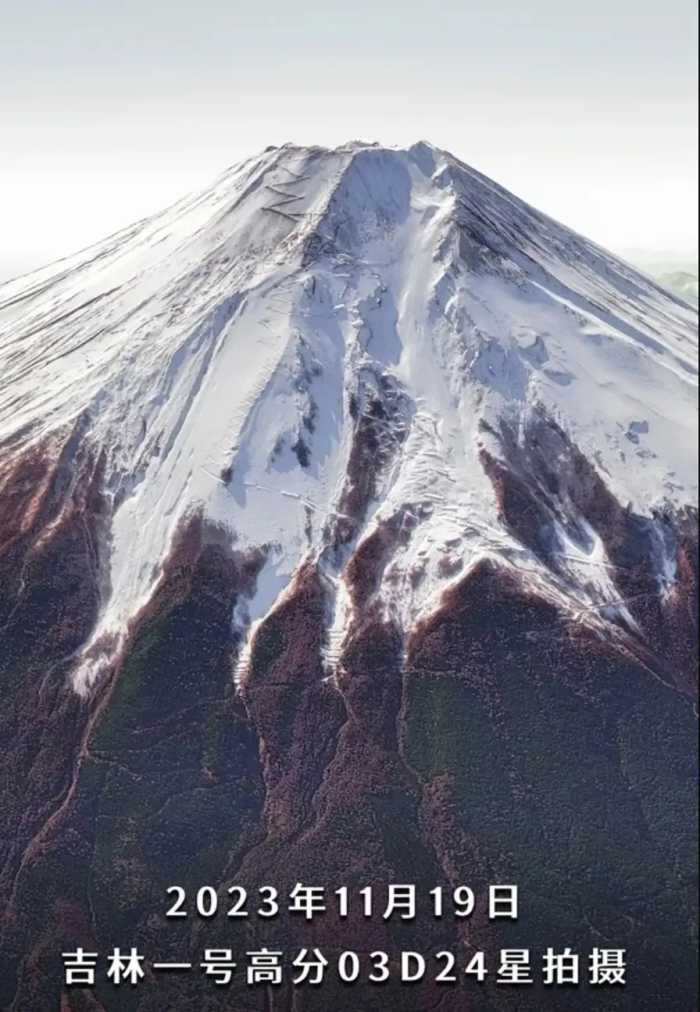 看到中国卫星拍的富士山后，美国为何异常紧张？美航母将成固定靶